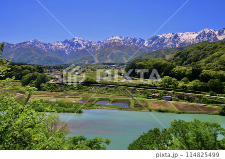 姫川と北アルプス（長野県・白馬村） 114825499