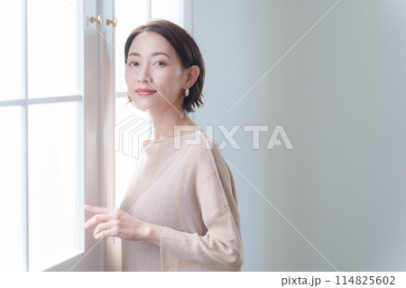 笑顔のミドル女性 笑顔のミドル女性 114825602