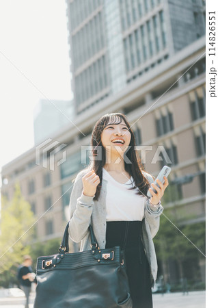 ラフな服装で通勤するビジネスウーマン 114826551