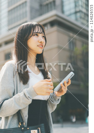 ラフな服装で通勤するビジネスウーマン ラフな服装で通勤するビジネスウーマン 114826555