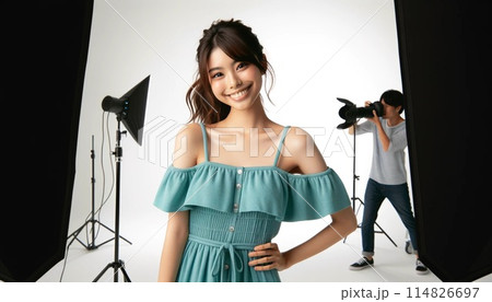 スタジオ撮影をする若い女性 114826697