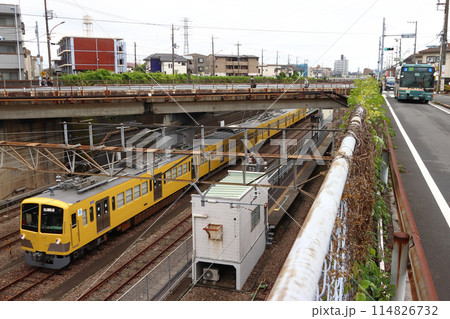 西武池袋線新101系電車と西武バス 西武池袋線新101系電車と西武バス 114826732