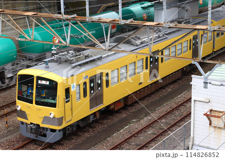 ［SI］牽引車として新秋津にて待機する西武鉄道新101系263編成 114826852