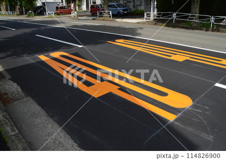 東京郊外の道路　八王子市 114826900