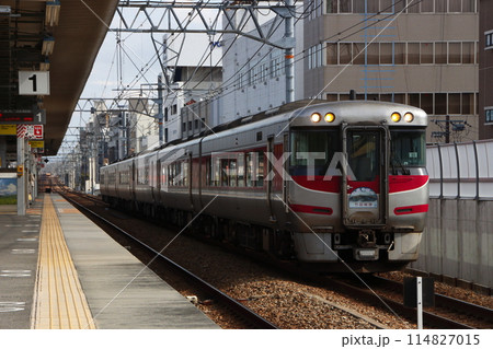 JR神戸線を行く特急はまかぜ号（キハ189系増結運行：大阪⇔鳥取） 114827015