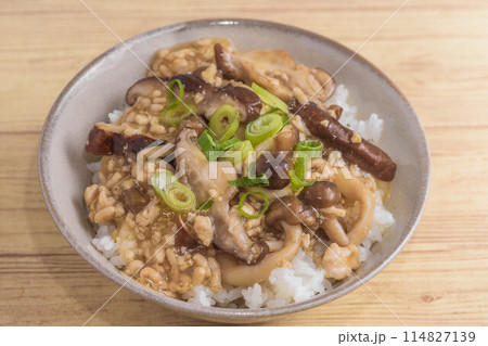 キノコのそぼろ餡かけ丼 キノコのそぼろ餡かけ丼 114827139