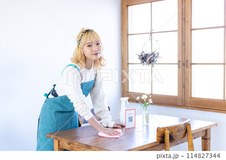 飲食店で働く若い女性 114827344