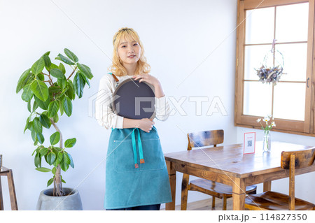 飲食店で働く若い女性 114827350
