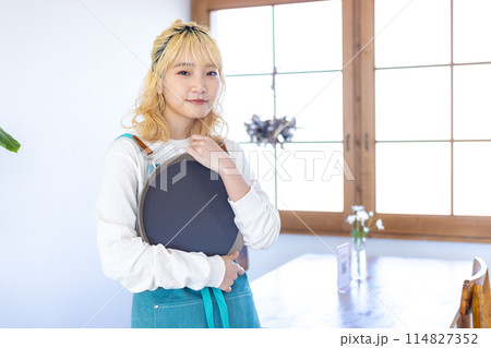 飲食店で働く若い女性 114827352