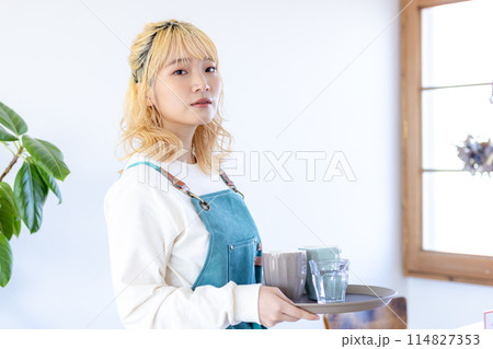 飲食店で働く若い女性 114827353