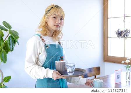 飲食店で働く若い女性 飲食店で働く若い女性 114827354