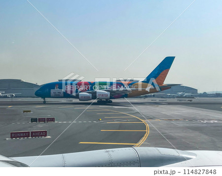 ドバイ空港に到着した特別塗装のエミレーツ航空機A380 ドバイ空港に到着した特別塗装のエミレーツ航空機A380 114827848
