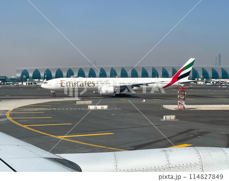 ドバイ空港で出発準備中のエミレーツ航空機B777 114827849