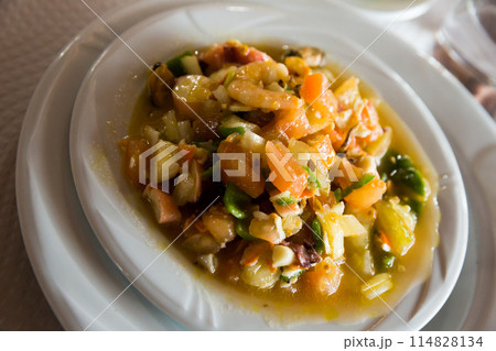 Shellfish cocktail (seafood salpicon) 114828134