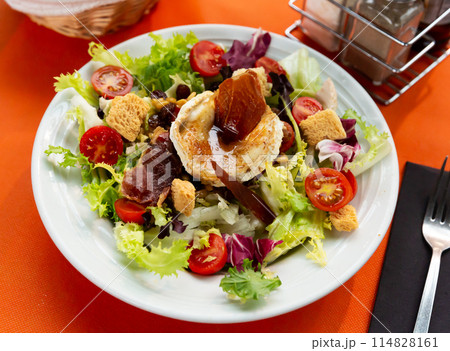 Salad with goat cheese 114828161