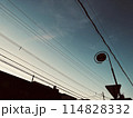 夕暮れ時の空と標識 114828332
