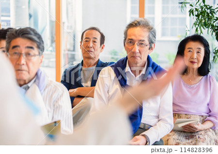 セミナーに参加するシニア セミナーに参加するシニア 114828396