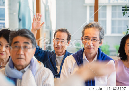 セミナーに参加するシニア 114828397