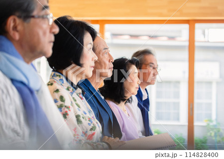 セミナーに参加するシニア 114828400