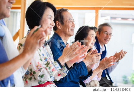 拍手をするシニア 114828408