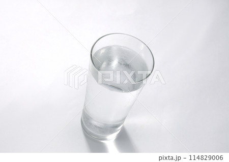グラスに注がれた水 114829006