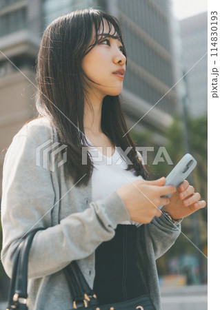 ラフな服装で通勤するビジネスウーマン ラフな服装で通勤するビジネスウーマン 114830193