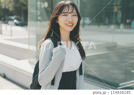 ラフな服装で通勤するビジネスウーマン 114830195