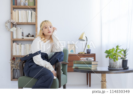 リビングで本を読む若い女性 リビングで本を読む若い女性 114830349