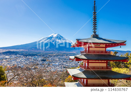 Chureito Red Pagoda is a five-story pagoda with a beautiful backdrop of Mount Fuji, a popular and famous place considered a symbol of Japan. 114830767