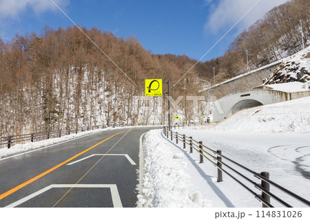 雪の残る峠道の道路標示 雪の残る峠道の道路標示 114831026