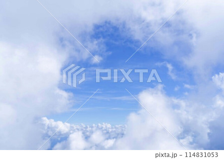 雲海のなかから見える青空 114831053