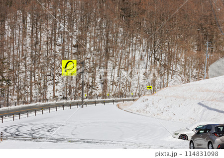 雪の残る峠道の道路標示 雪の残る峠道の道路標示 114831098