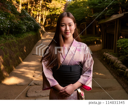 綺麗な着物を着ている女性 114831345
