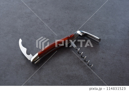 ワインのボトルのコルク栓を開けるための、ソムリエナイフ 114831523