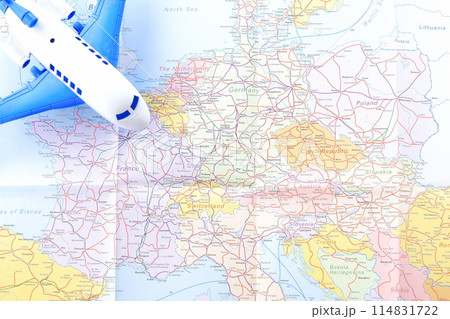 ヨーロッパの上空を飛ぶ旅客機で、旅行のイメージ 114831722
