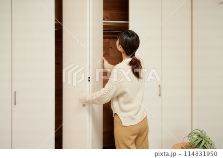クローゼットを開ける女性 114831950