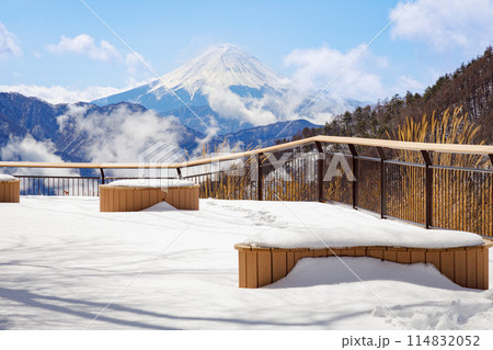 柳沢峠展望台から見える冬の富士山 柳沢峠展望台から見える冬の富士山 114832052