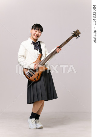 ベースを弾く女子高生 114832084