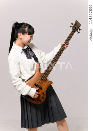ベースを弾く女子高生 114832096
