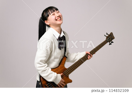ベースを弾く女子高生 114832109