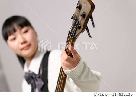 ベースを弾く女子高生 ベースを弾く女子高生 114832130