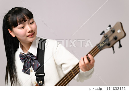 ベースを弾く女子高生 114832131