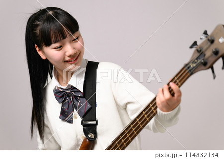 ベースを弾く女子高生 114832134