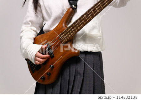 ベースを弾く女子高生 114832138