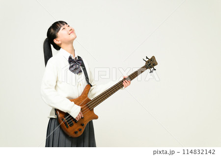 ベースを弾く女子高生 ベースを弾く女子高生 114832142