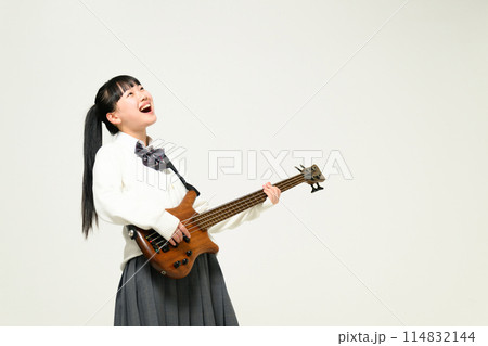 ベースを弾く女子高生 114832144