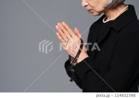 喪服のシニア女性 喪服のシニア女性 114832398