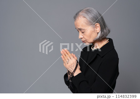 喪服のシニア女性　 114832399