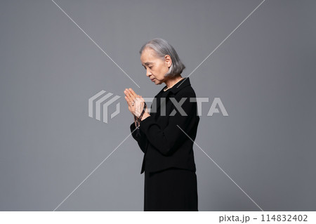 喪服のシニア女性 喪服のシニア女性 114832402