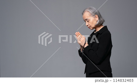 喪服のシニア女性　 114832403